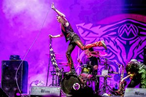 Michael Monroe haciendo equilibrios sobre la batería en el Azkena 2022