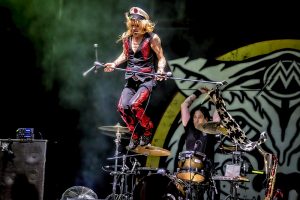 Michael Monroe saltando durante el concierto en el Azkena 2022