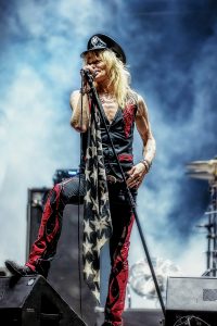 Michael Monroe cantando en el Azkena Rock Festival 2022