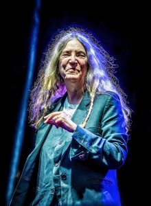 Patti Smith sonriendo en el Azkena Rock Festival 2022