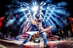 Guitarrista de Scopions señalando a la cámara durante en concierto
