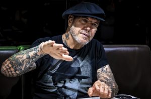 Mike Ness durante una entrevista en el Azkena Rock Festival 2022