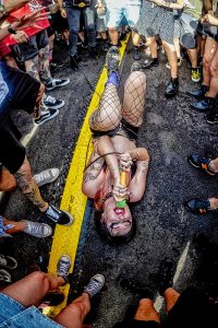 Cantante de Surfbort tirada en el suelo entre el público del Azkena Rock Festival 2022