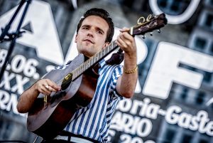 Theo Laurens Jones durante el concierto en La Blanca en el Azkena 2022