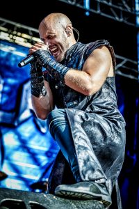 Beast In Black Z Live cantante lado derecha