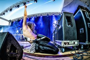 Grave Digger Z Live guitarra rodillas