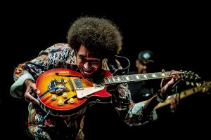 Selwyn Birchwood tocando la guitarra con la lengua