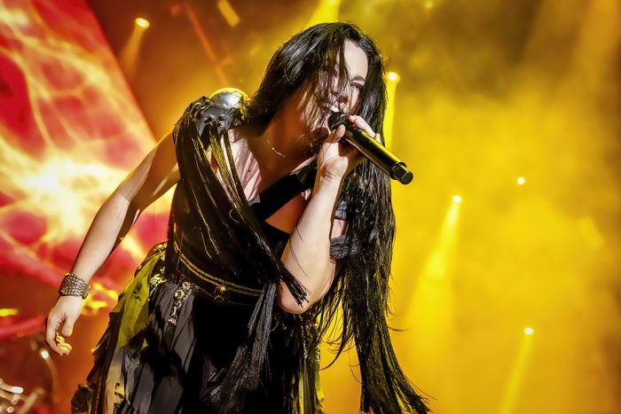 Amy Lee cantando al frente de Evanescence en Madrid