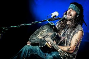 Cam Cole en directo en la edición 2023 del Blues Peer Festival en Bélgica