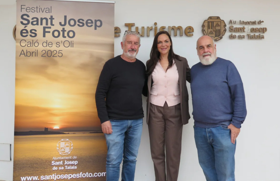 Joan F. Ribas y José Juan Gonzálvez, organizadores del Congreso, junto con Eva Ruíz, coordinadora de Turismo del Ayuntamiento de Sant Josep de sa Talaia.